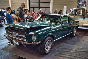 friedrichshafen - mai 2019 dunkelgrüner ford mustang v8 1965 coupe bei motorworld classics bodensee am 11. mai 2019 in friedrichshafen, deutschland foto