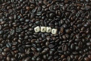 Kaffee geröstet und Text Holzwürfel Nahaufnahme Bild. foto