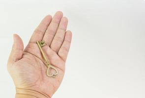 Vintage Goldschlüssel in der Hand Nahaufnahme Bild. foto