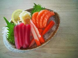 Sushi-Sets auf Holztisch japanisches Essen. foto