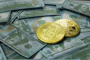 kryptowährung bitcoin auf dollar banknote nahaufnahmebild. foto