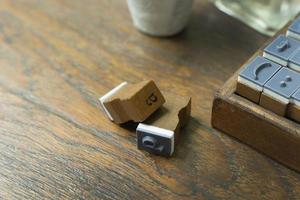 Holz Stempel Alphabet Nahaufnahme Bild für den Hintergrund. foto