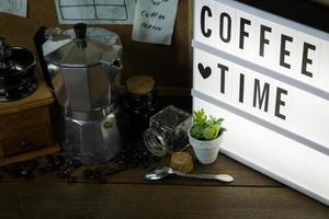 Vintage Röstkaffee auf Holztisch. foto