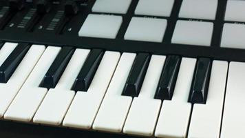 MIDI-Controller-Sound-Synthesizer-Gerät für Musik-EDM-Produzenten. foto