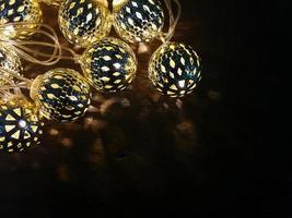 Weihnachtsbeleuchtung Kugeldekor auf Holztisch. foto