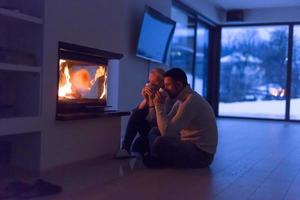 glückliches Paar vor Kamin foto