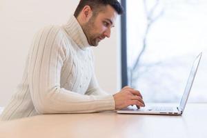 Geschäftsmann, der mit einem Laptop im Startup-Büro arbeitet foto