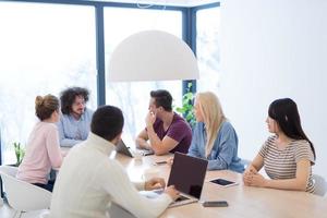 Startup-Business-Team bei einem Treffen in einem modernen Bürogebäude foto