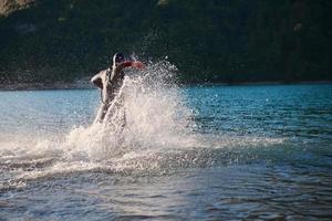 Triathlonsportler beginnt mit dem Schwimmtraining auf dem See foto