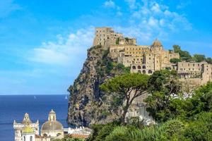 italien, szenische mittelalterliche burg von aragon, burg von aragonese auf der insel ischia in der nähe von neapel foto