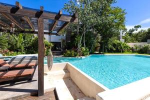 mexiko, tulum gehobene hotelpatio mit blick auf den dschungel und hängematte foto