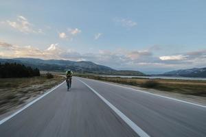 triathlon-sportler, der fahrrad fährt foto