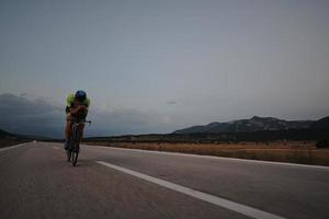 triathlon-sportler, der fahrrad fährt foto