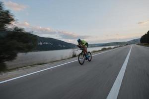 triathlon-sportler, der fahrrad fährt foto