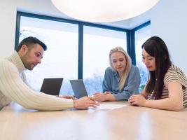 Startup-Business-Team bei einem Treffen in einem modernen Bürogebäude foto