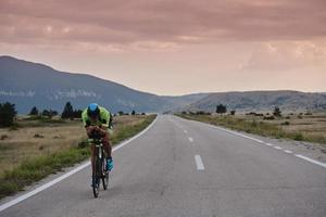 triathlon-sportler, der fahrrad fährt foto