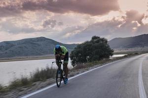 triathlon-sportler, der fahrrad fährt foto