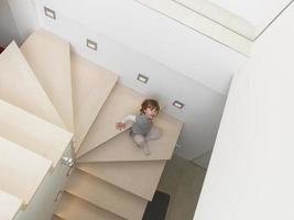 kleines süßes mädchen, das auf der treppe genießt foto