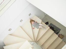 kleines süßes mädchen, das auf der treppe genießt foto