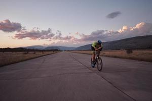 triathlonsportler, der fahrrad fährt foto