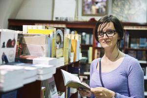 Frau in der Bibliothek foto