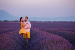 Paar im Lavendelfeld foto