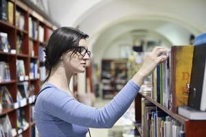 Frau in der Bibliothek foto