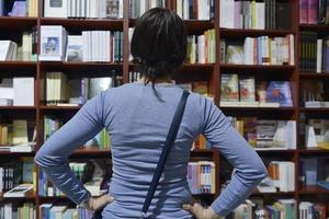 Frau in der Bibliothek foto