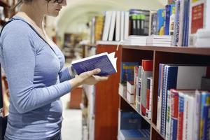 Frau in der Bibliothek foto