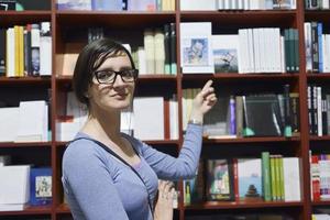 Frau in der Bibliothek foto