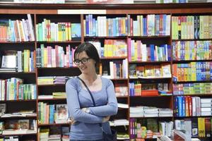 Frau in der Bibliothek foto