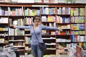 Frau in der Bibliothek foto