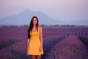 Frau im gelben Kleid im Lavendelfeld foto