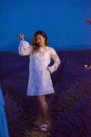 Porträt und asiatische Frau auf dem Lavendelblumengebiet foto