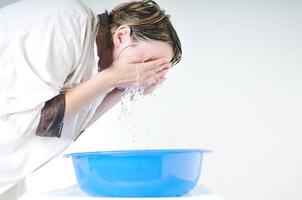 Frau Gesicht waschen foto