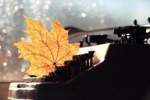 altes Schreibmaschinenkonzept Herbst