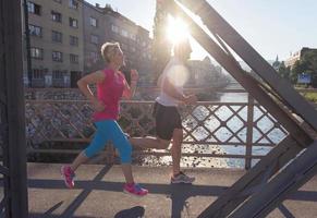 paar draußen joggen foto