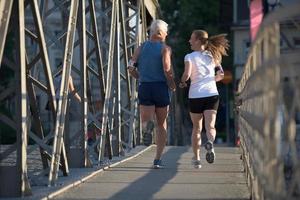 paar draußen joggen foto