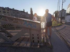 Joggendes Paar, das Laufroute plant und Musik macht foto