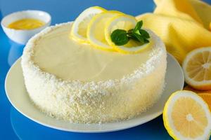 Köstliches Keksdessert mit Zitrone und Kokosnuss, hausgemachter Geburtstagskuchen. foto