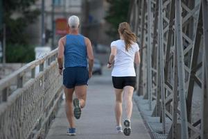 paar draußen joggen foto