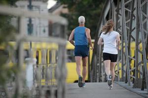 paar draußen joggen foto