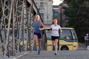 paar draußen joggen foto