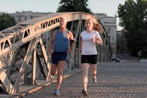 paar draußen joggen foto