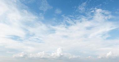 blauer himmel hintergrund mit weißen wolken cumulus schwebender weichzeichner, kopierraum. foto