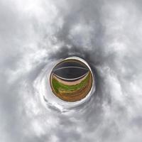 Little Planet Transformation von sphärischem Panorama 360 Grad. sphärische abstrakte luftaufnahme im feld mit fantastischen schönen wolken. Krümmung des Raumes. foto