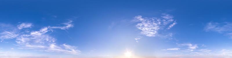 nahtloses Hdri-Panorama 360-Grad-Winkelansicht blauer klarer Abendhimmel vor Sonnenuntergang zur Verwendung in 3D-Grafiken oder Spieleentwicklung als Himmelskuppel oder Drohnenaufnahme bearbeiten foto