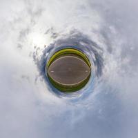 Little Planet Transformation von sphärischem Panorama 360 Grad. sphärische abstrakte luftaufnahme im feld mit fantastischen schönen wolken. Krümmung des Raumes. foto