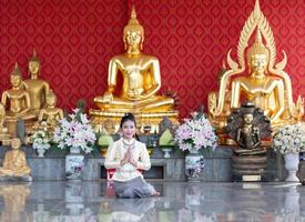 schöne thailändische Mädchen tragen thailändische Kostüme und thailändischen Tanz. foto