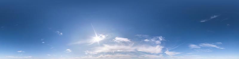 blauer himmel mit schönen flauschigen kumuluswolken ohne boden. nahtloses Hdri-Panorama 360-Grad-Winkelansicht ohne Boden zur Verwendung in 3D-Grafiken oder Spieleentwicklung als Himmelskuppel oder Drohnenaufnahme bearbeiten foto